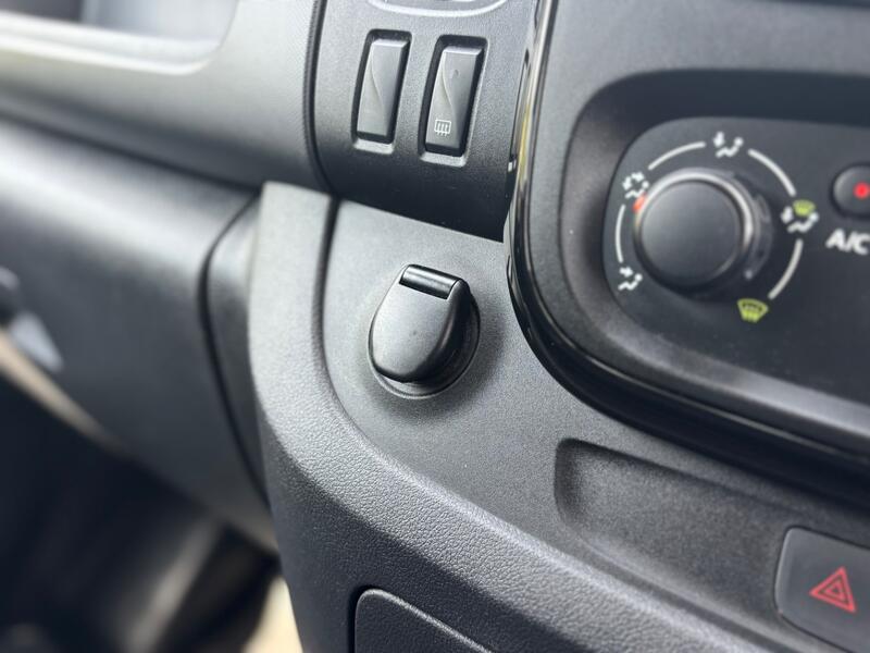 VAUXHALL VIVARO