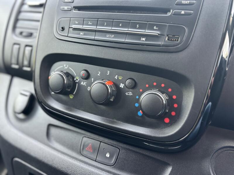 VAUXHALL VIVARO
