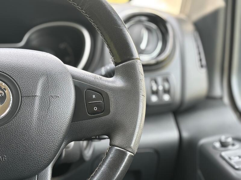 VAUXHALL VIVARO